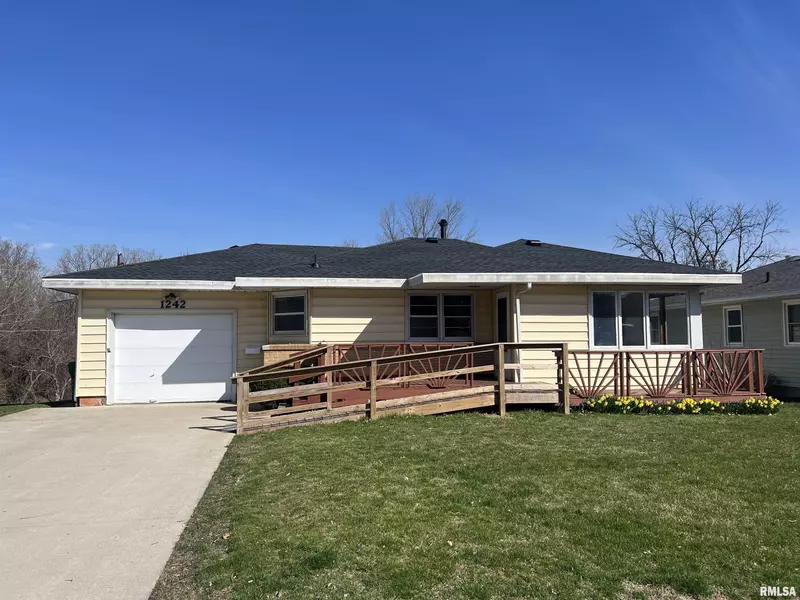 1242 8TH Avenue North, Clinton, IA 52732