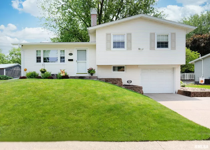 3121 WINDSOR DR, Bettendorf, IA 52722