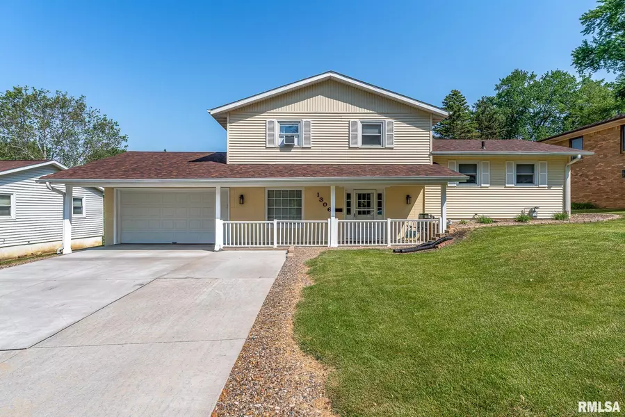 1306 HILLSIDE DR, Bettendorf, IA 52722