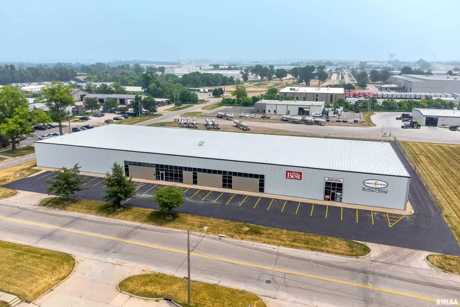 5001 SW J ST, Cedar Rapids, IA 52404