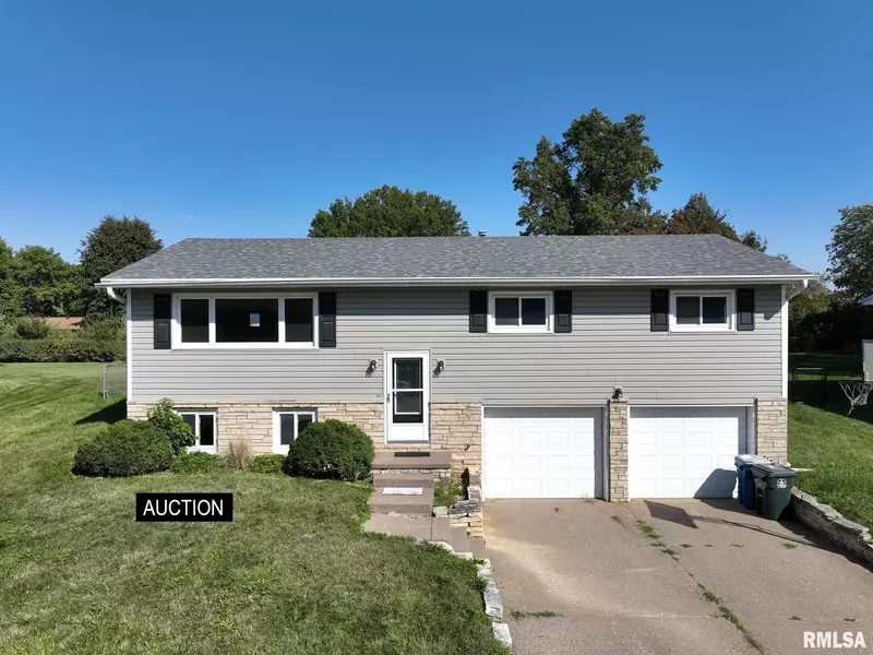 1001 ACORN LN, Muscatine, IA 52761