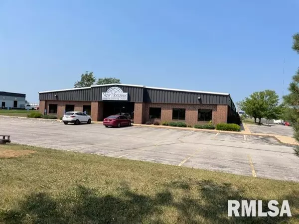 1850 BOYSON RD #B, Hiawatha, IA 52233