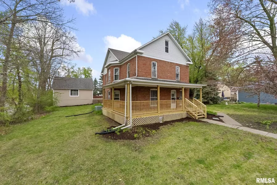 110 W 11TH S ST, Muscatine, IA 52761