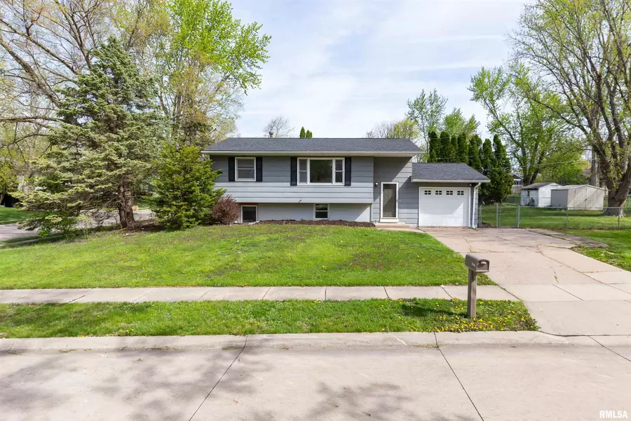 3164 SUNBURST DR, Bettendorf, IA 52722