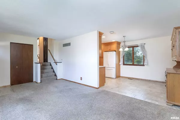 Walcott, IA 52773,315 W CEDAR LANE DR