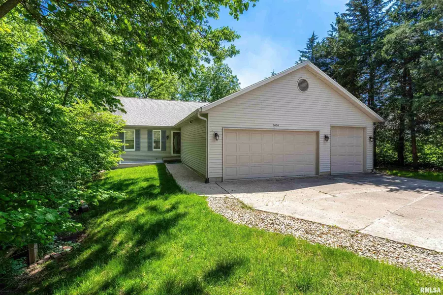 3434 VALLEY DR, Le Claire, IA 52753