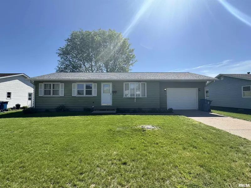 1444 HIAWATHA LN, Camanche, IA 52730