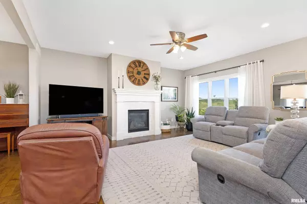 De Witt, IA 52742,217 14TH AVE