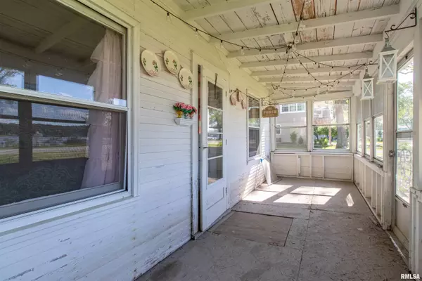 Le Claire, IA 52753,2109 CANAL SHORE Drive Southwest