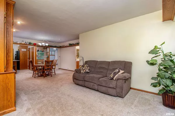 Bettendorf, IA 52722,1104 KIMBERLY RD #906