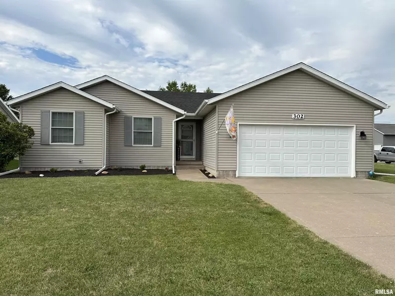 302 W HEATHER GLEN DR, Eldridge, IA 52748