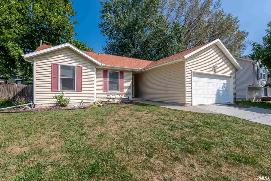 5811 HILLANDALE RD, Davenport, IA 52803