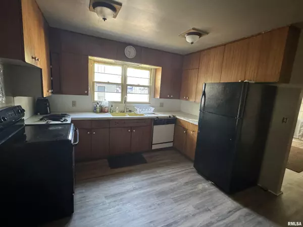 Dixon, IL 61021,412 Boardman PL