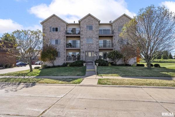 3112 HOLIDAY CT #12, Bettendorf, IA 52722