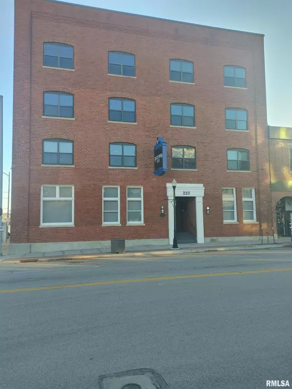 225 E 2ND ST #102, Davenport, IA 52801