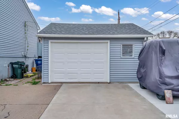 Davenport, IA 52806,6906 WILKES AVE