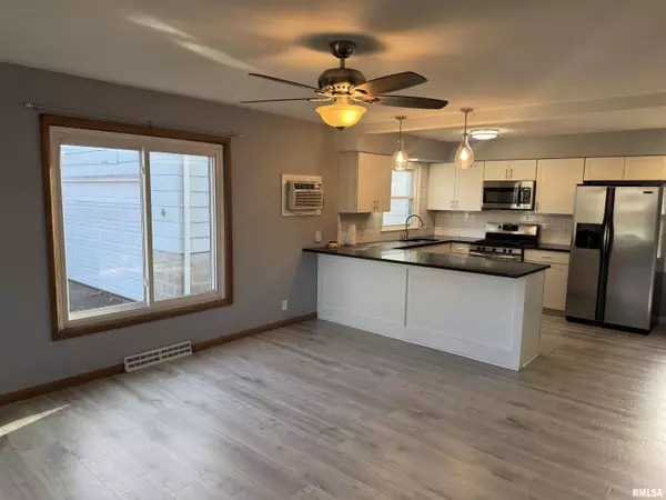 Bettendorf, IA 52722,2521 BELLEVUE AVE