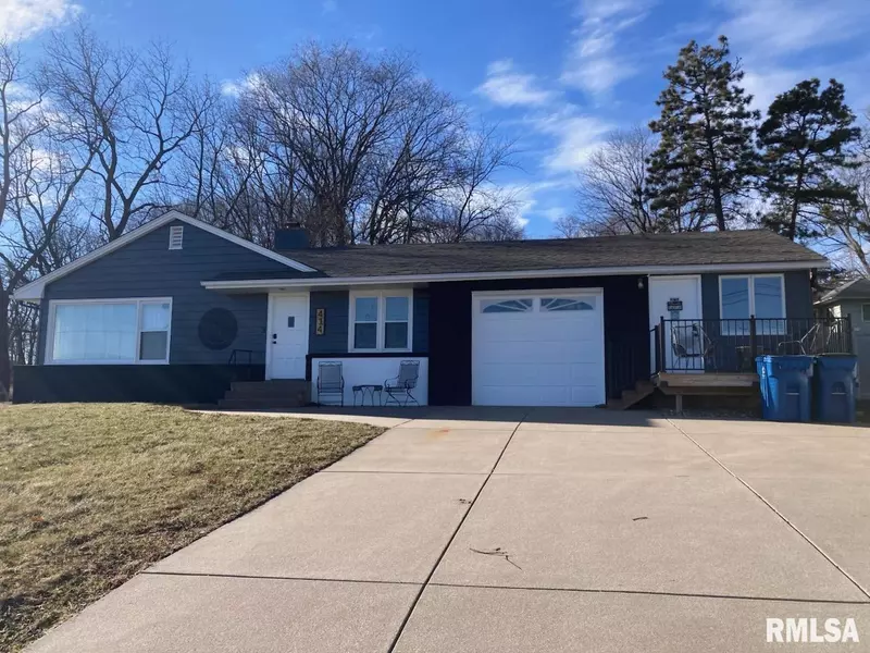414 S 2ND ST, Le Claire, IA 52753