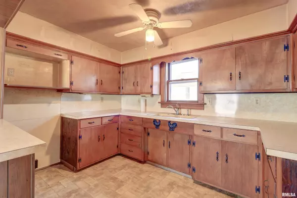 Clinton, IA 52732,916 11TH Avenue South