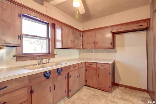 Clinton, IA 52732,916 11TH Avenue South