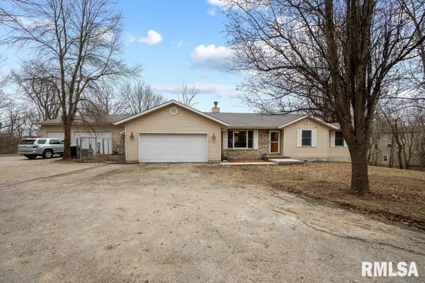 1855 WAGON WHEEL LN, Muscatine, IA 52761