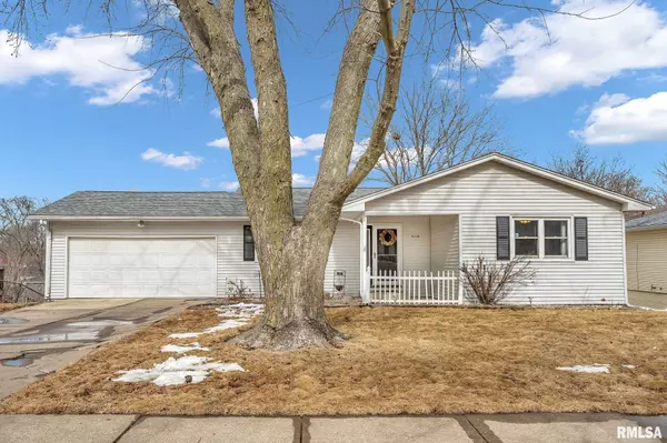 3116 MAPLECREST RD, Bettendorf, IA 52722