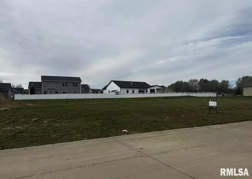 414 S DIAMOND DR, Long Grove, IA 52756