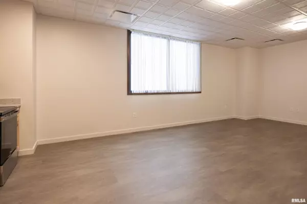 De Witt, IA 52742,509 9TH ST #307