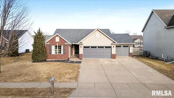 565 GARRETT CT, Blue Grass, IA 52726