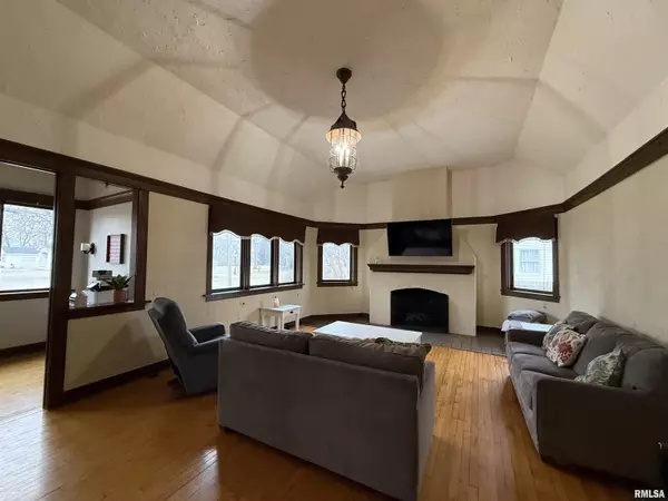 Carmi, IL 62821,606 W MAIN ST