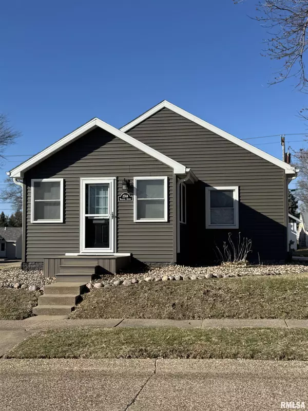 2504 BELLEVUE AVE, Bettendorf, IA 52722