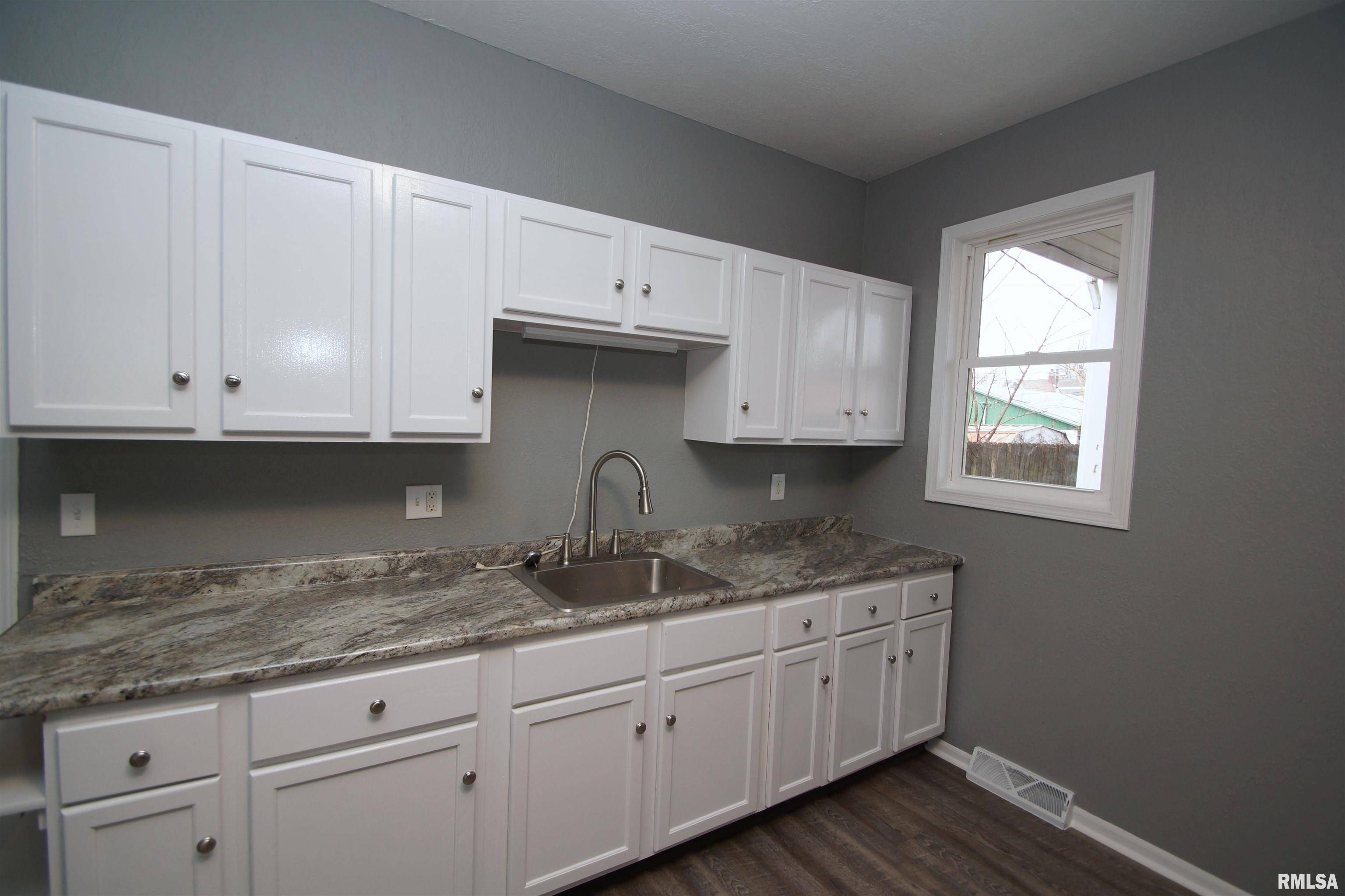 Davenport, IA 52802,2141 W 4TH ST