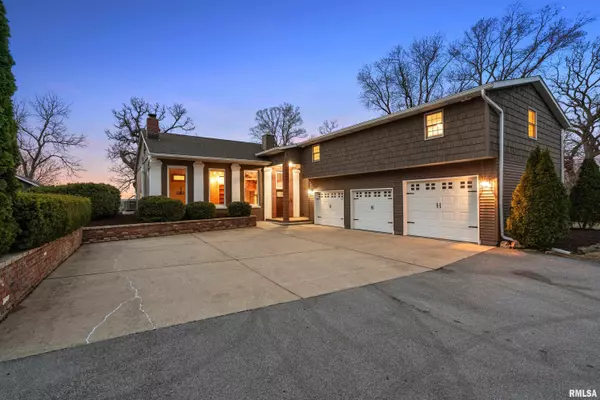 7216 VALLEY DR, Bettendorf, IA 52722