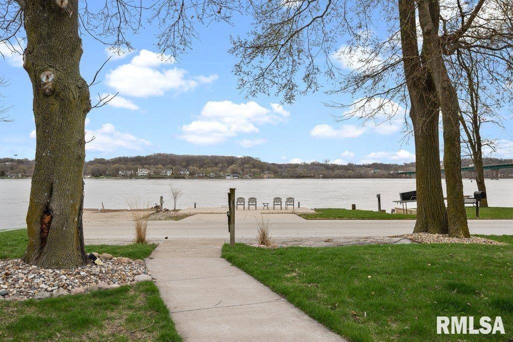 Le Claire, IA 52753,1309 SW CANAL SHORE DR