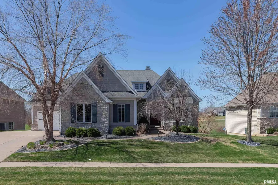 10 COUNTRY CLUB CT, Le Claire, IA 52753