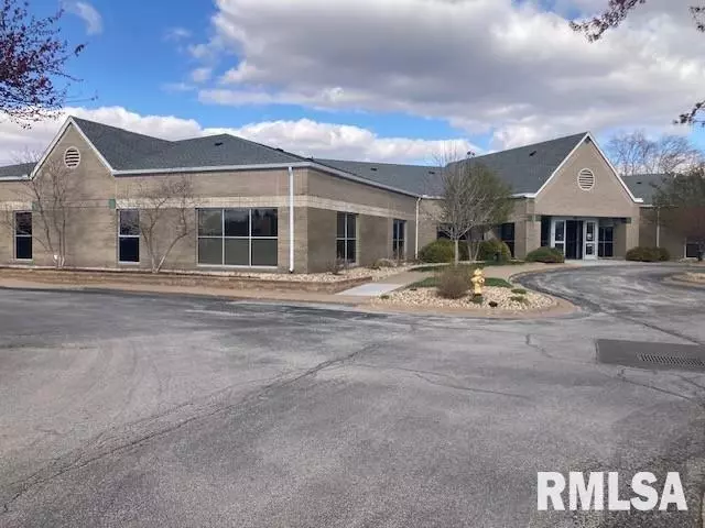 4017 DEVILS GLEN RD, Bettendorf, IA 52722