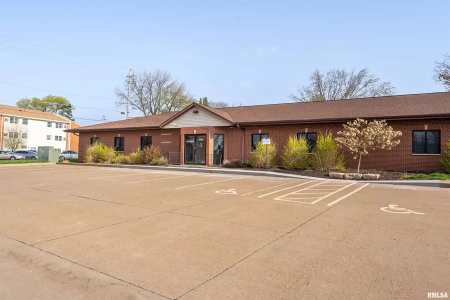 2440 TECH DR, Bettendorf, IA 52722