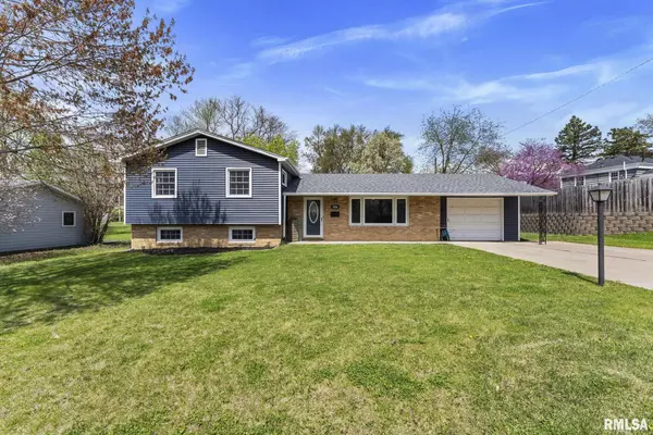 Bettendorf, IA 52722,1524 HICKORY LN