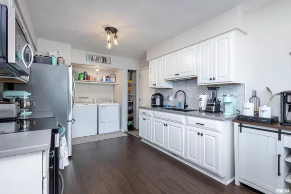 Eldridge, IA 52748,413 N 6TH ST