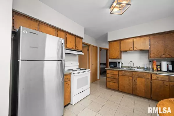 Le Claire, IA 52753,111 EWING ST