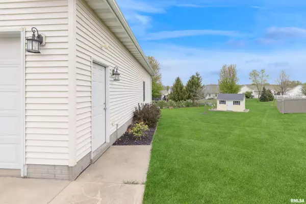 De Witt, IA 52742,1637 HICKORY BEND CT