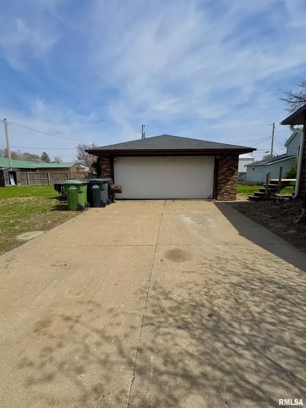 Clinton, IA 52732,2003 PERSHING BLVD