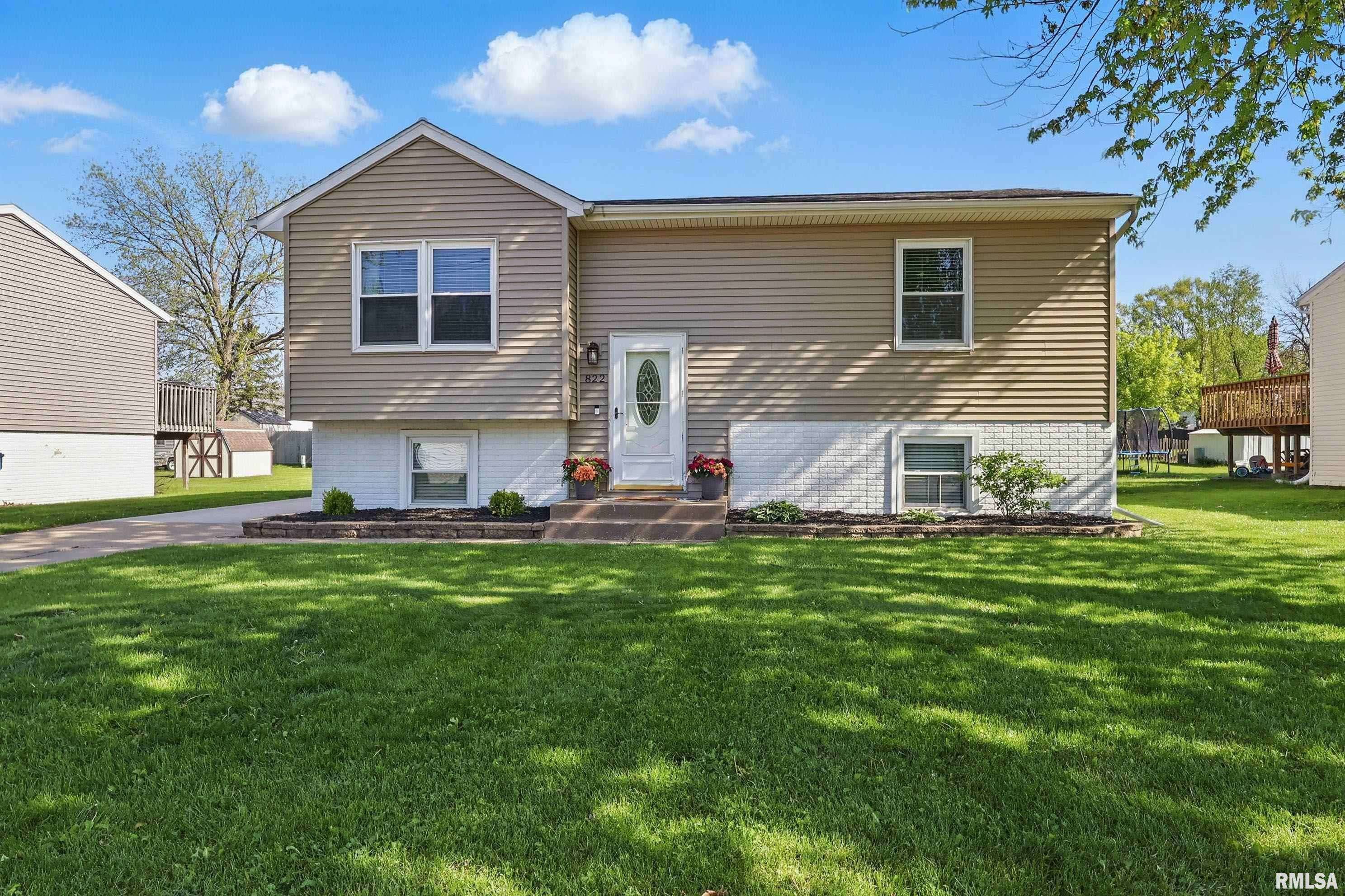 822 W DONAHUE ST, Eldridge, IA 52748