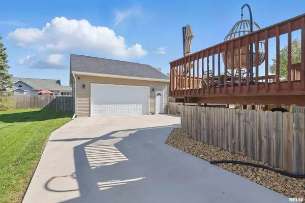 Eldridge, IA 52748,822 W DONAHUE ST