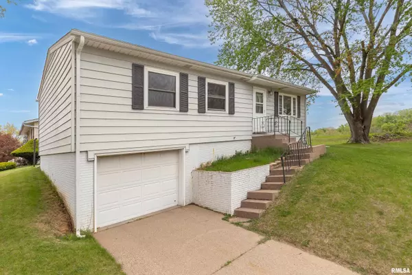Davenport, IA 52806,676 W 57TH ST