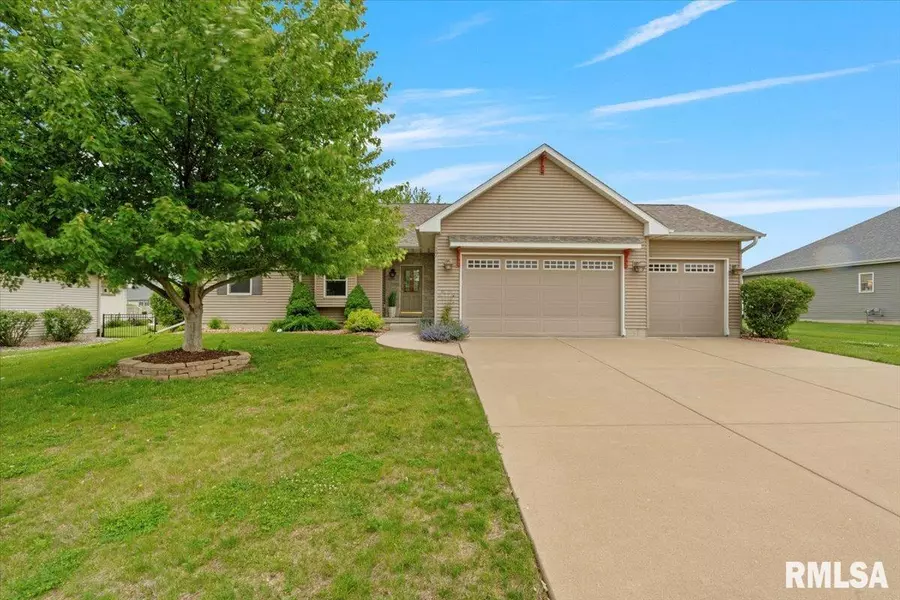 17 Blackstone WAY, Le Claire, IA 52753