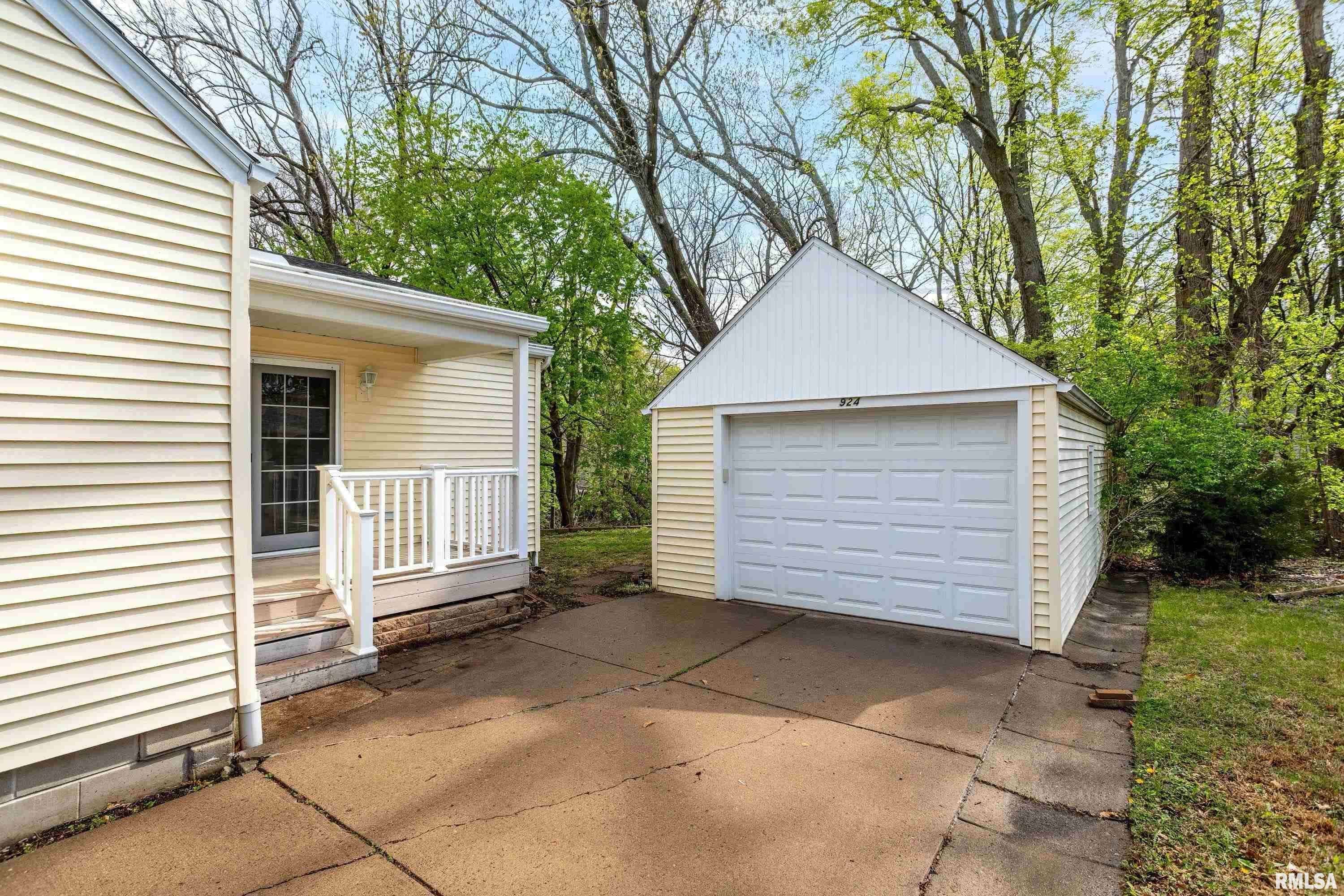 Moline, IL 61265,924 53RD ST