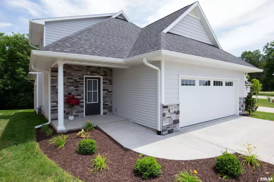 7 WELCOME CENTER CT, Le Claire, IA 52753