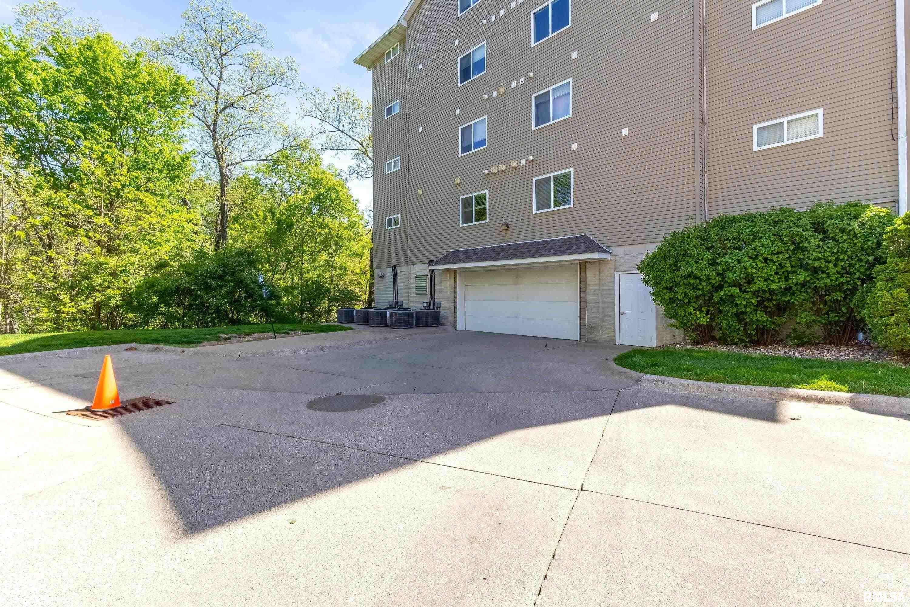 Bettendorf, IA 52722,4102 CREEK HILL DR #102