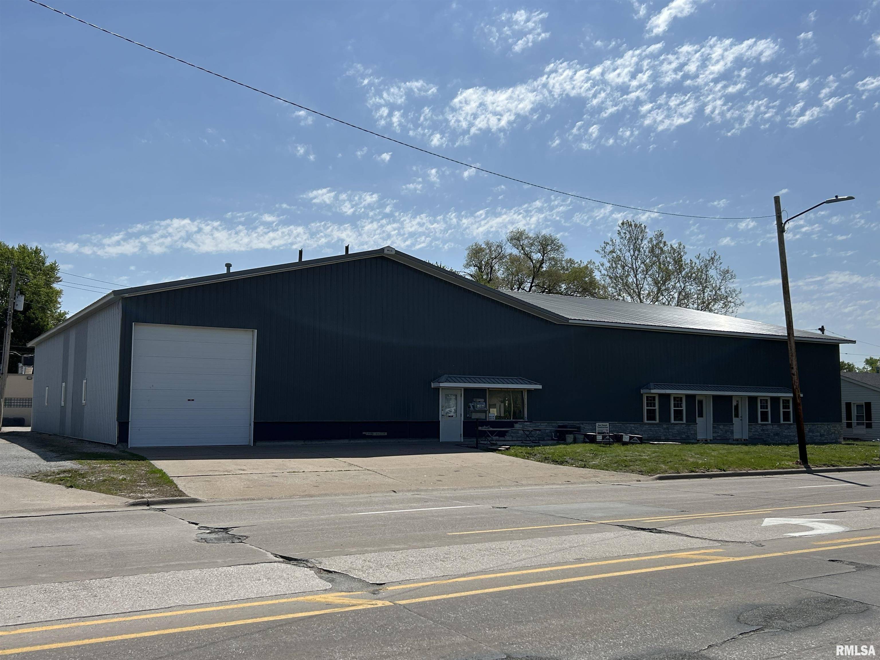 East Moline, IL 61244,4206 7TH ST #A